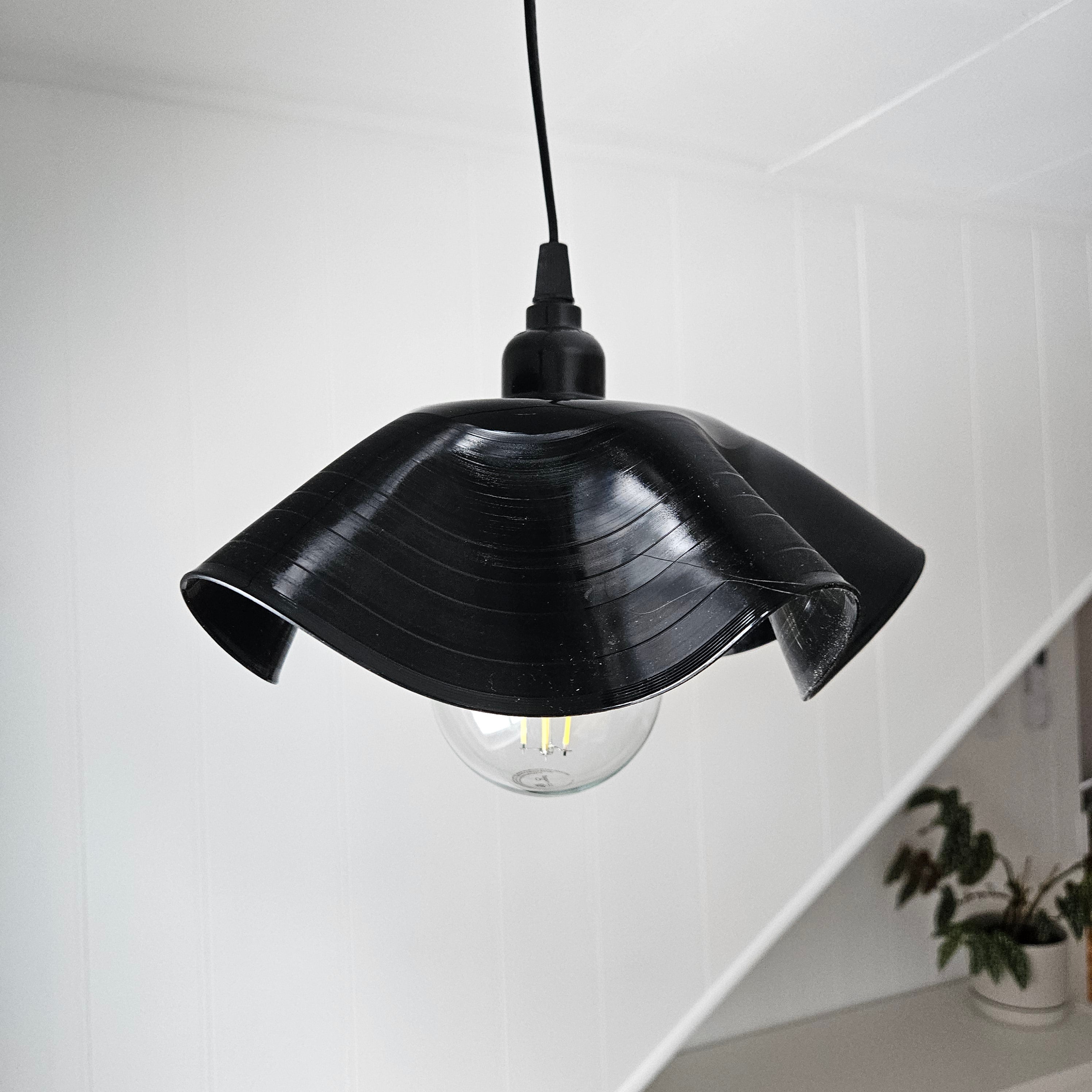 Luminaire suspendu en vinyle recyclé – 12 pouces